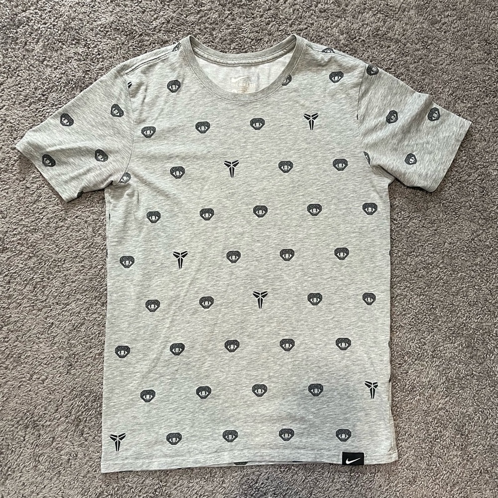 Nike KOBE BRYANT Light Gray MAMBA LOGO FANG Men's T-Shirt